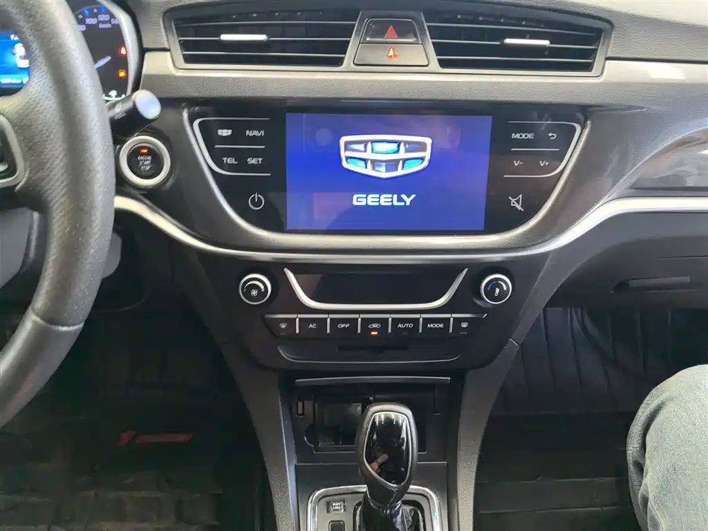 Geely Emgrand 2017 — фото 13