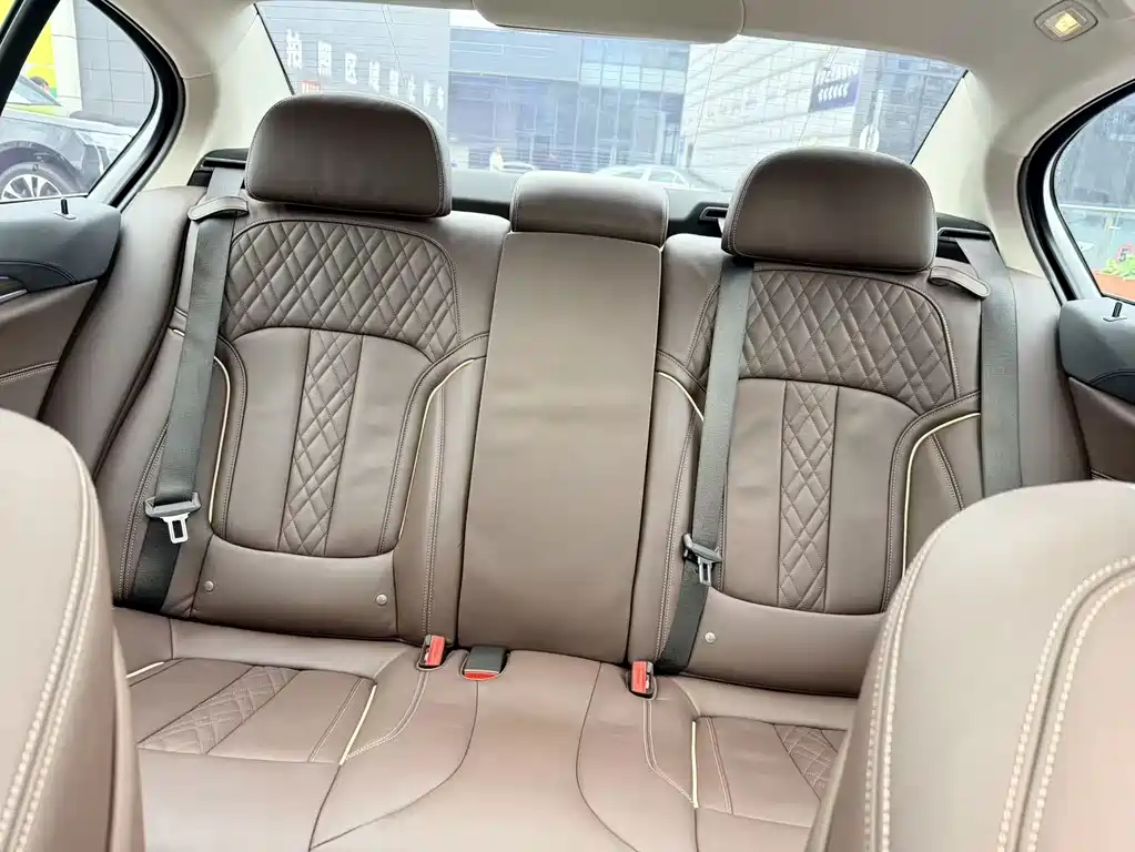 BMW 5 Series 2019 — фото 18