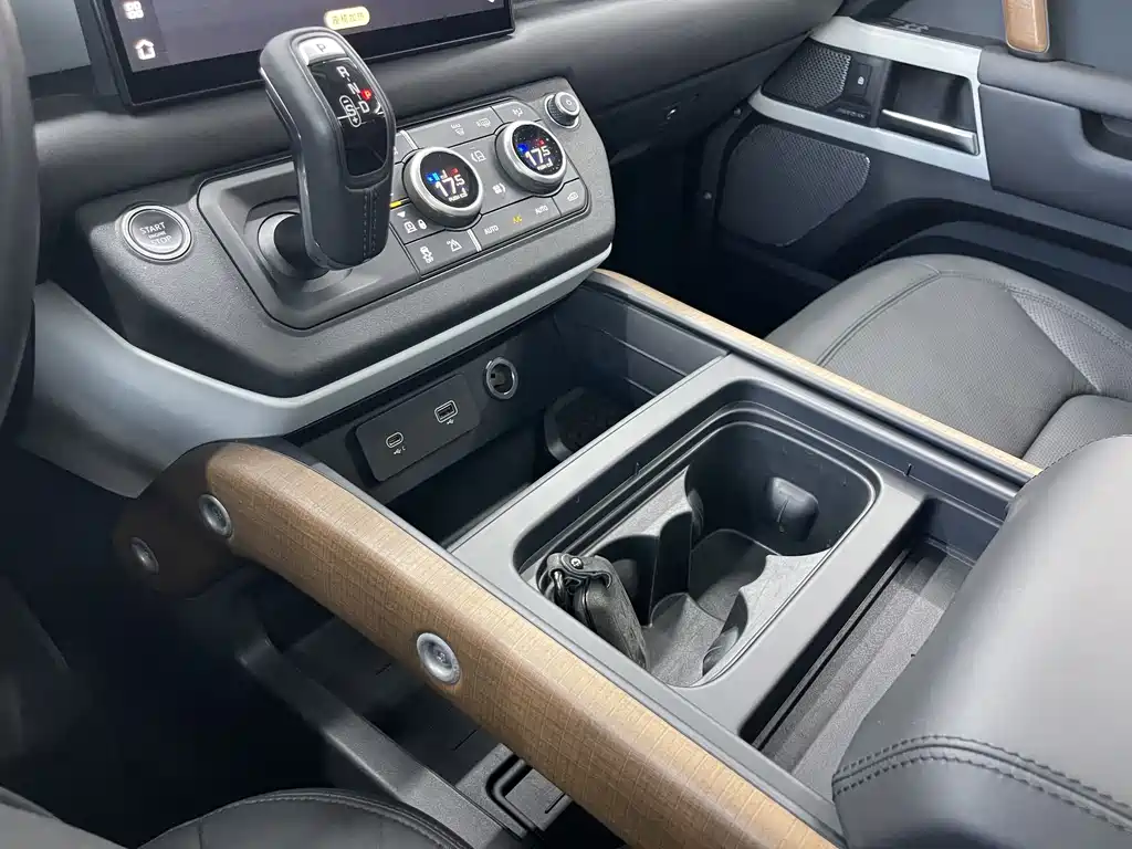 Land Rover Defender 2021 — фото 17