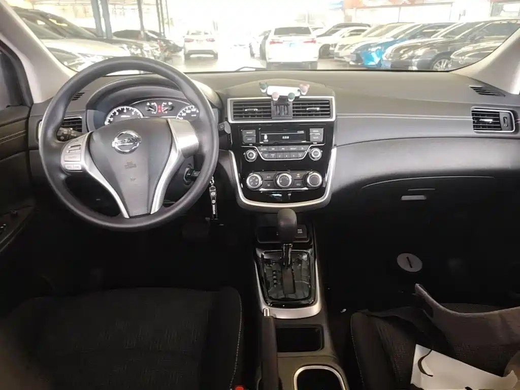 Nissan Tiida 2018 — фото 10