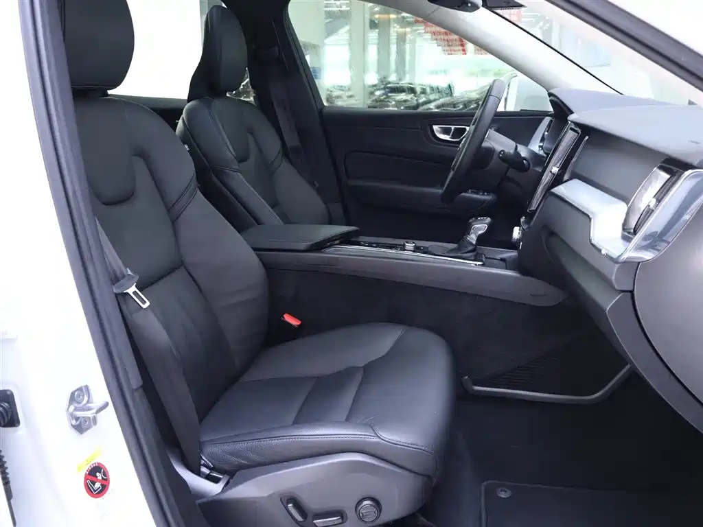 Volvo XC60 2020 — фото 21