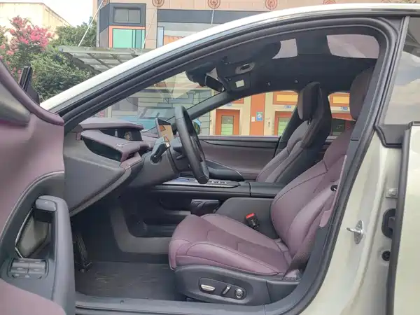 Xiaomi SU7 2024