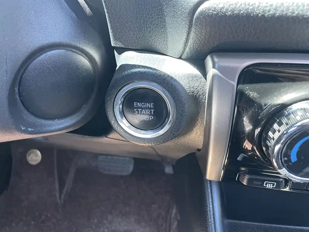 Toyota Yaris L 2023 — фото 12