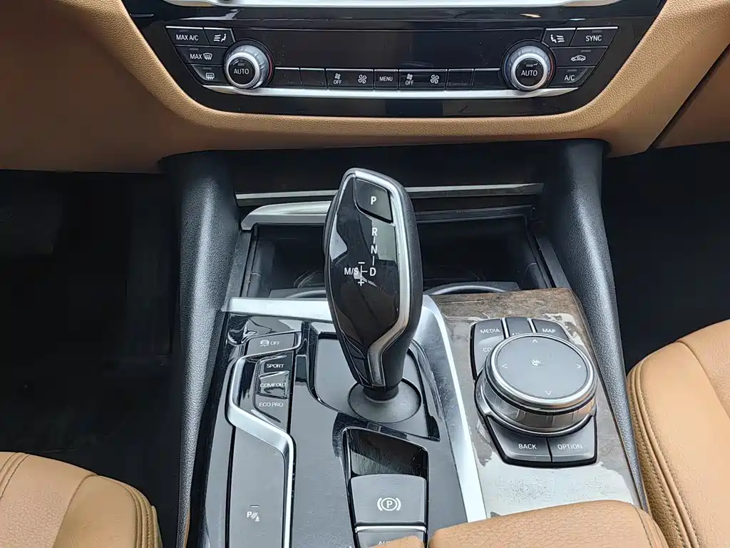BMW 5 Series 2017 — фото 13