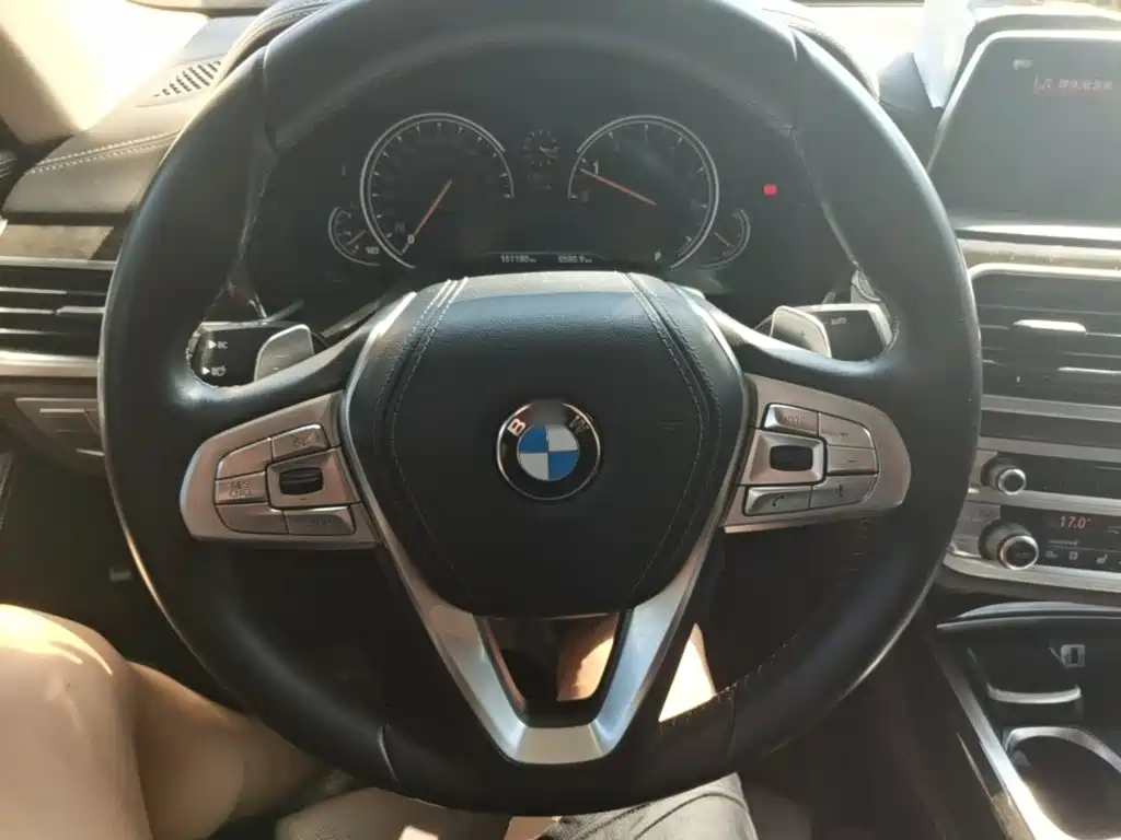 BMW 7 Series 2017 — фото 11
