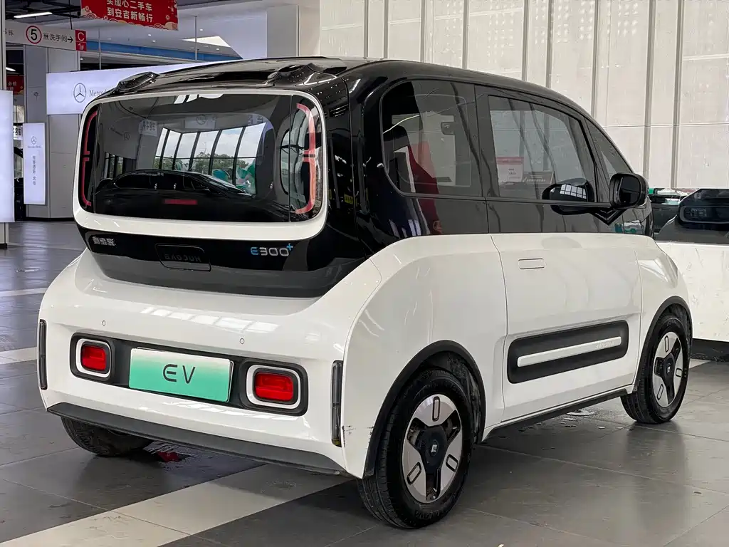 Baojun E300 2021