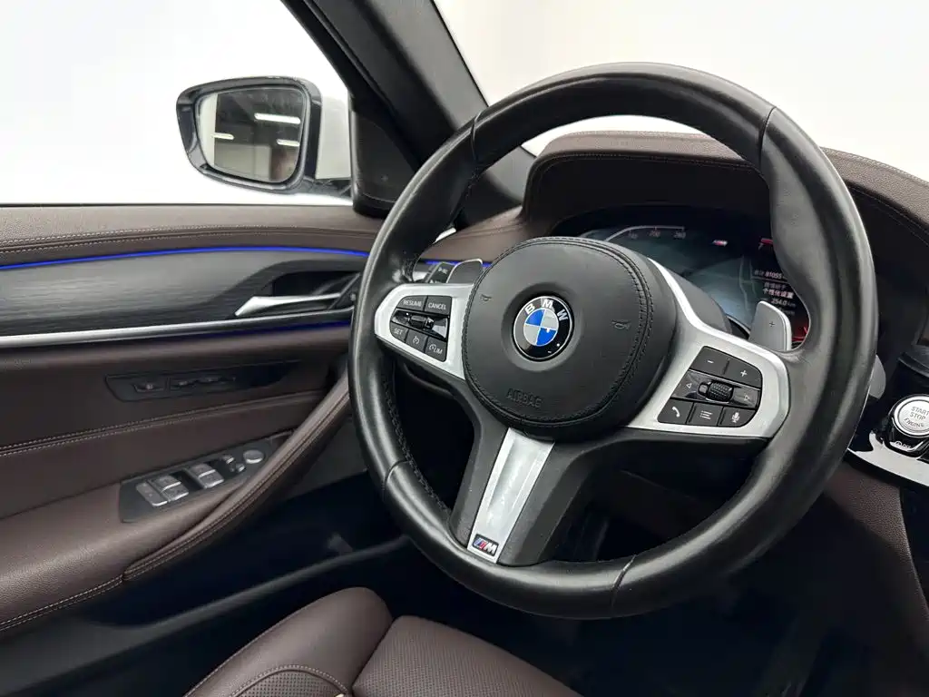 BMW 5 Series 2021 — фото 10
