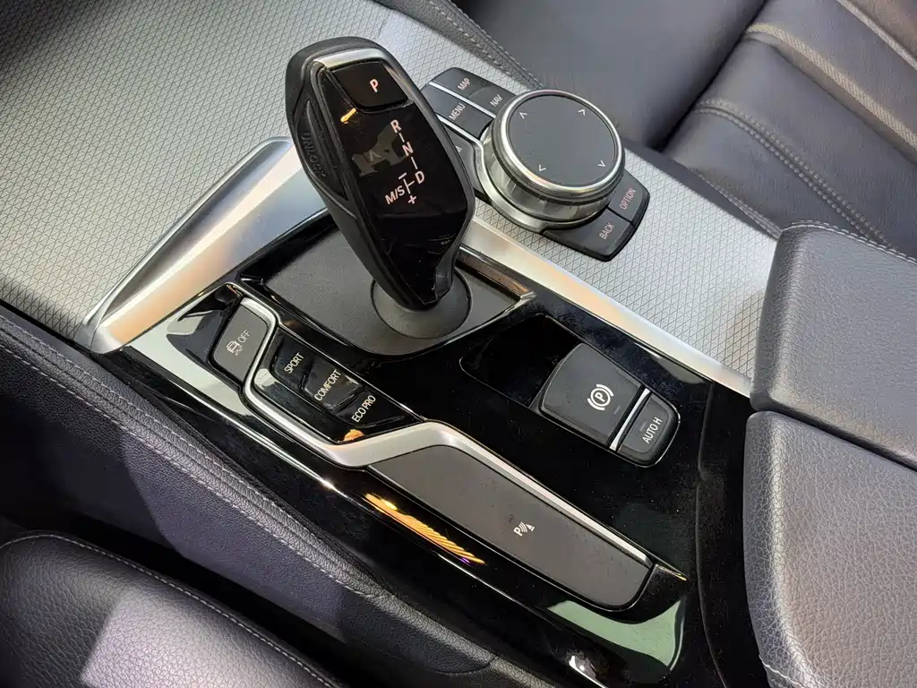 BMW 5 Series 2019 — фото 12