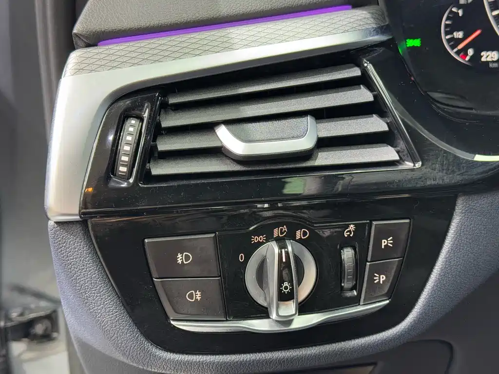 BMW 5 Series 2019 — фото 18