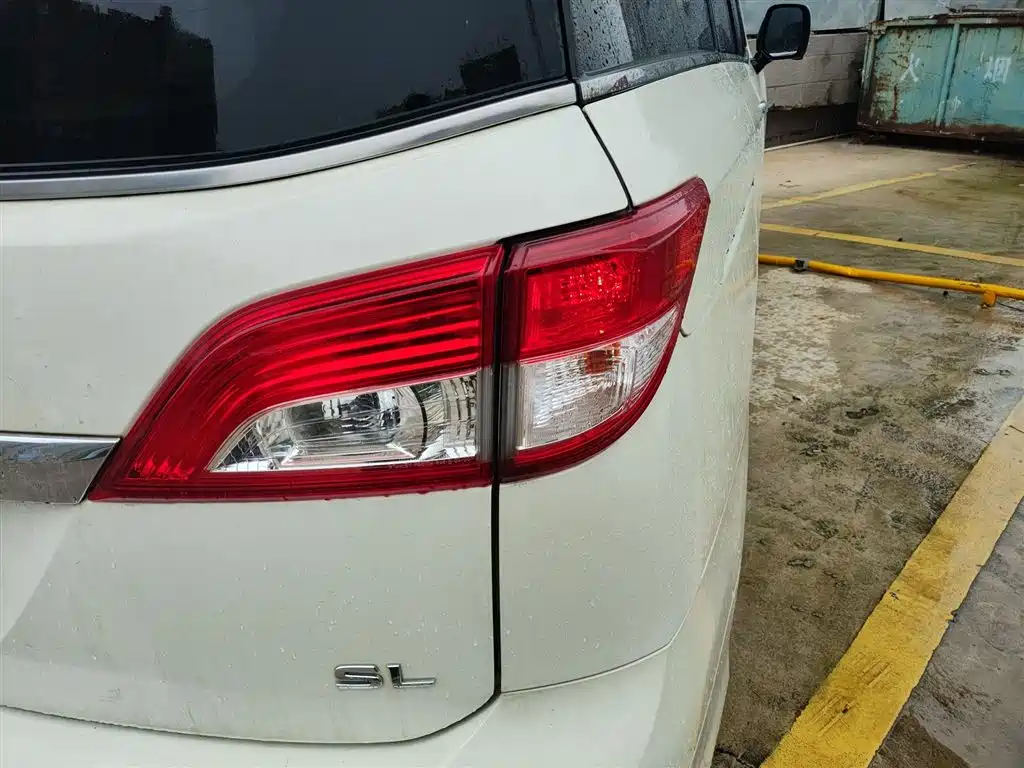 Nissan Quest 2017 — фото 24