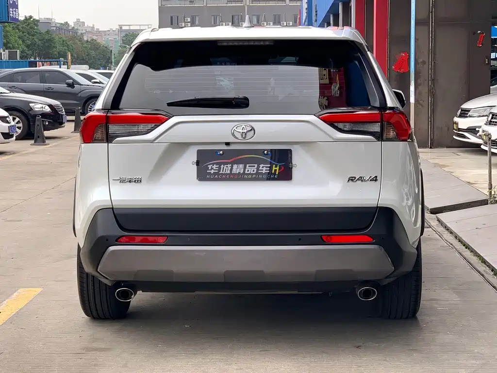 Toyota RAV4 2022 — фото 5