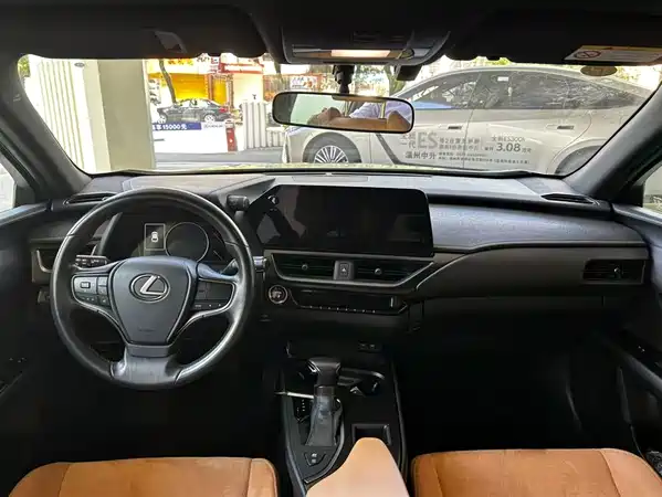 Lexus UX 2023