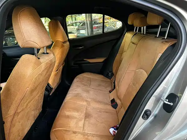 Lexus UX 2023