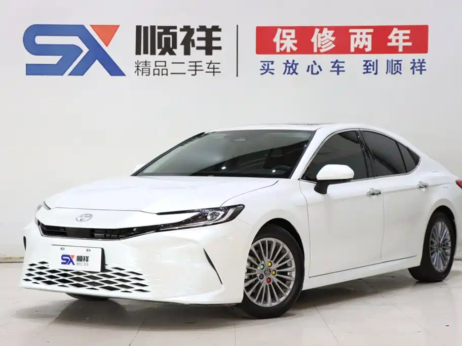 Toyota Camry 2025 — фото 1