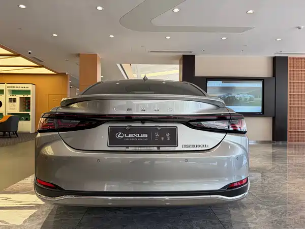 Lexus ES 2025