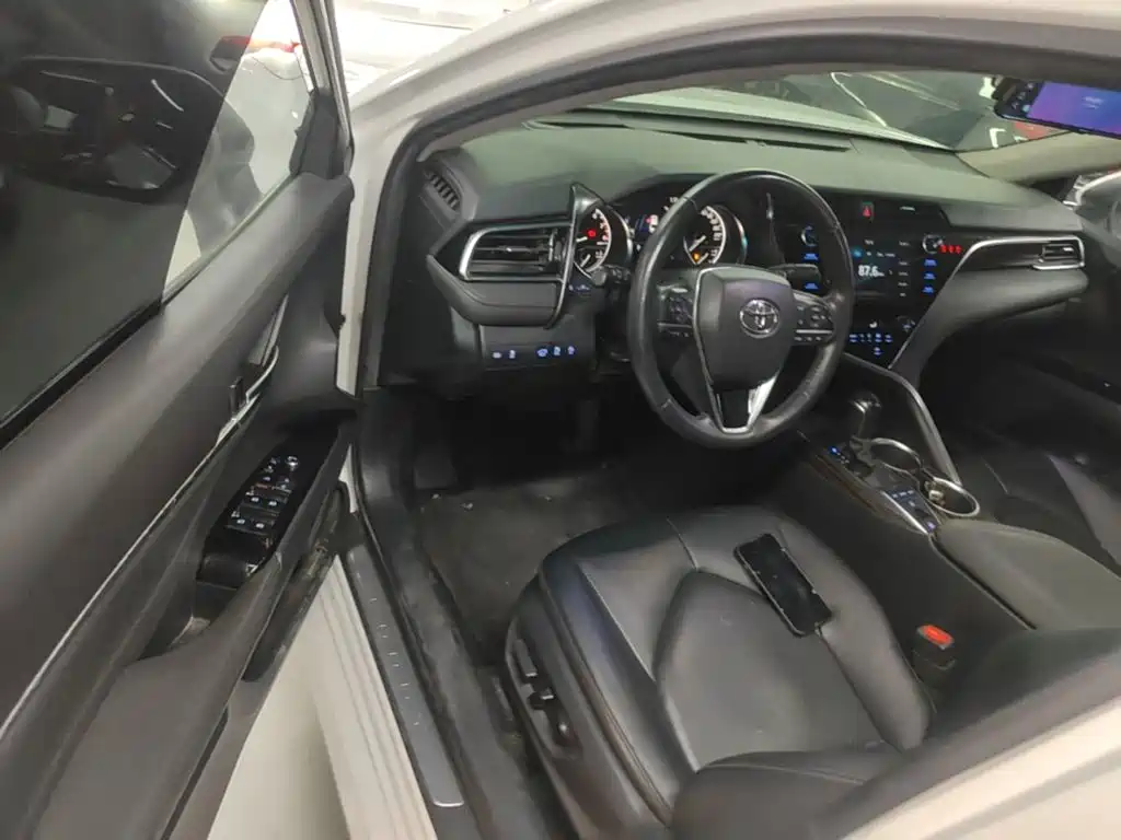 Toyota Camry 2021 — фото 16