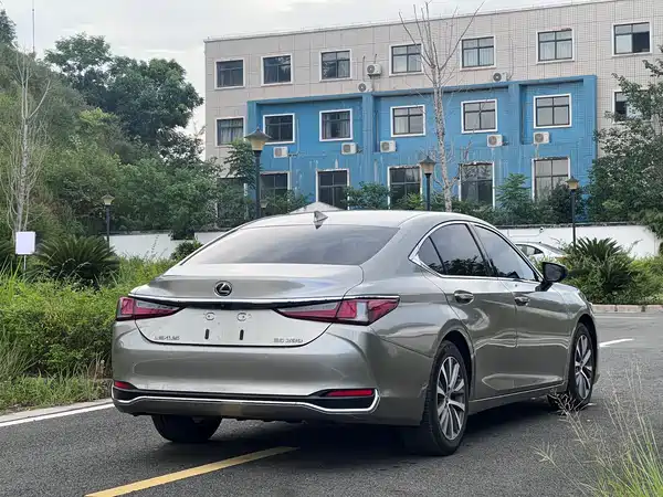 Lexus ES 2019