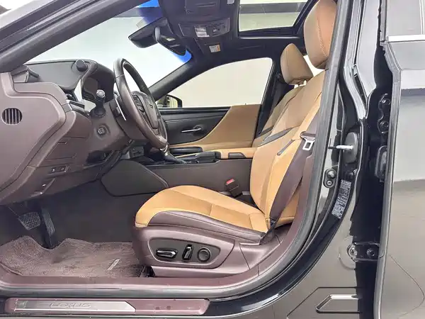 Lexus ES 2021