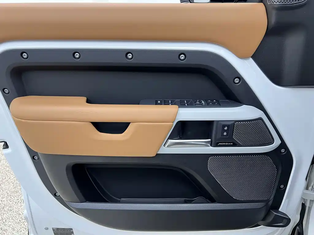 Land Rover Defender 2023 — фото 20