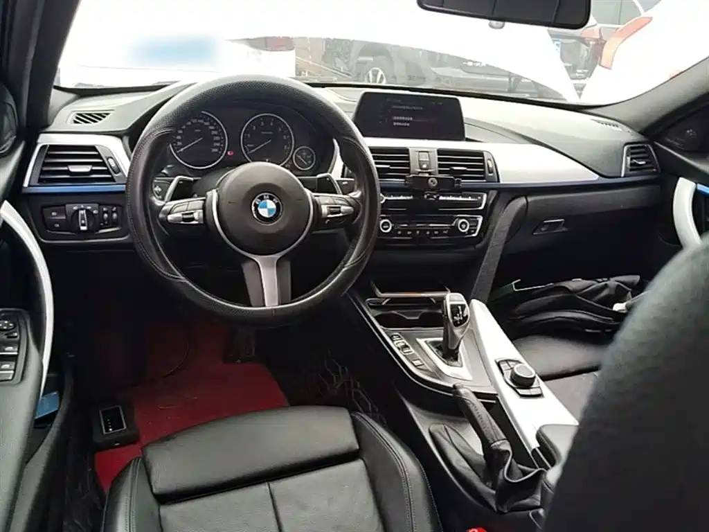 BMW 3 Series 2018 — фото 10