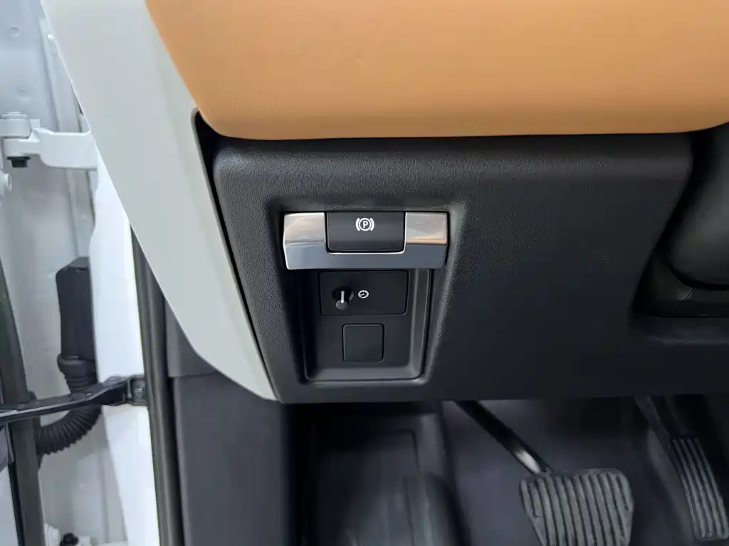 Land Rover Defender 2023 — фото 18