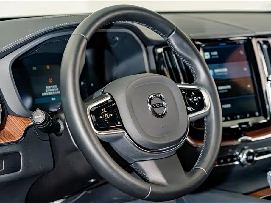 Volvo XC60 2025 — фото 10