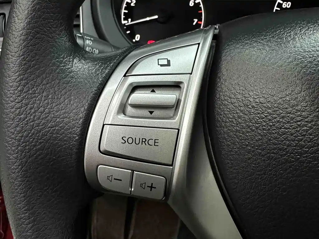 Nissan Tiida 2017 — фото 13
