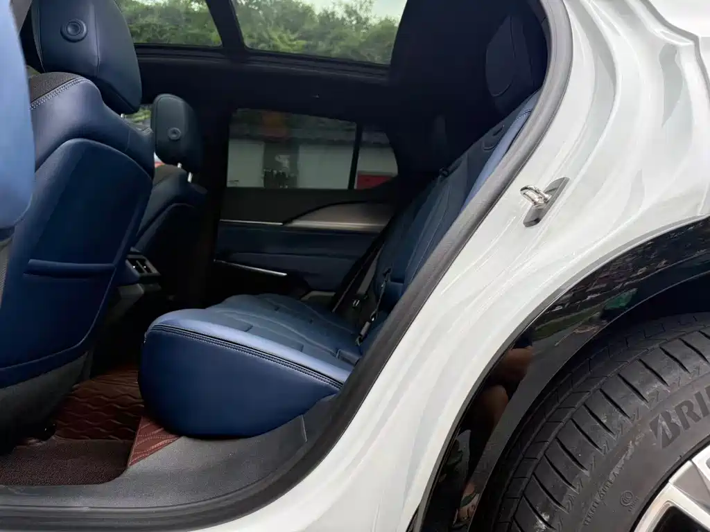 Cadillac GT4 2023 — фото 8