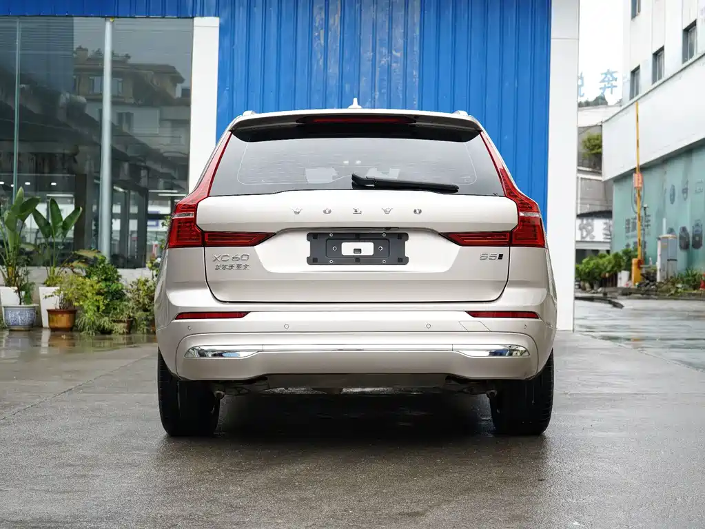 Volvo XC60 2023 — фото 8