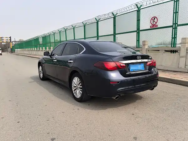 Infiniti Q70 2019