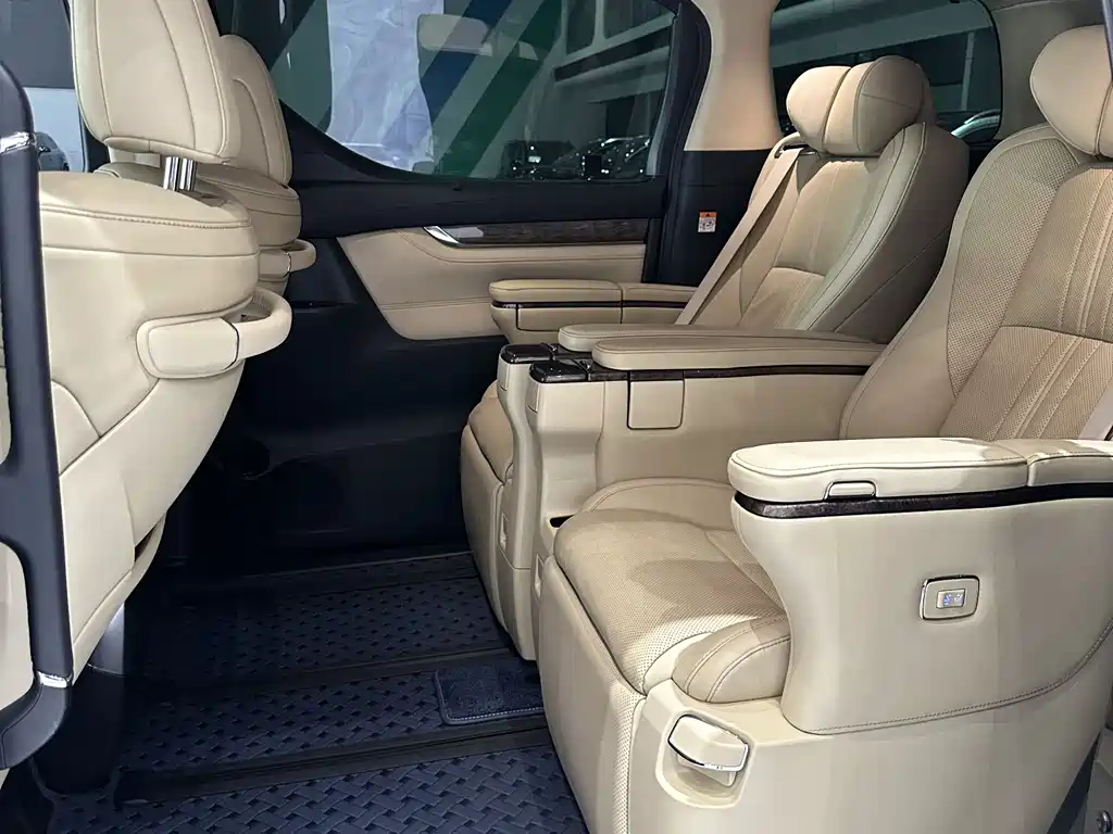 Toyota Vellfire 2023 — фото 16