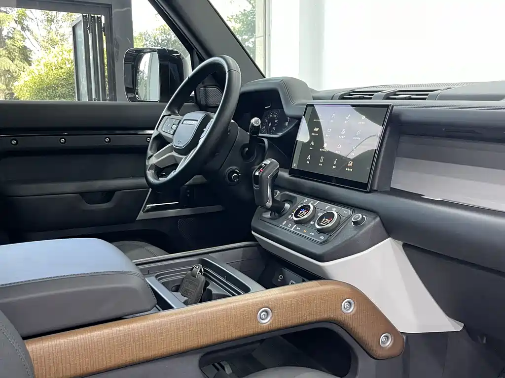 Land Rover Defender 2021 — фото 10