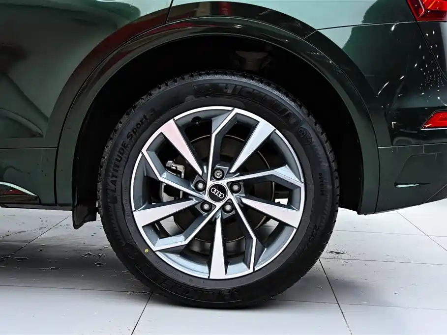 Audi Q5L 2023 — фото 35
