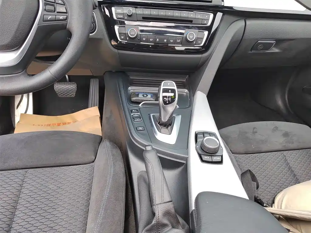 BMW 3 Series 2017 — фото 14