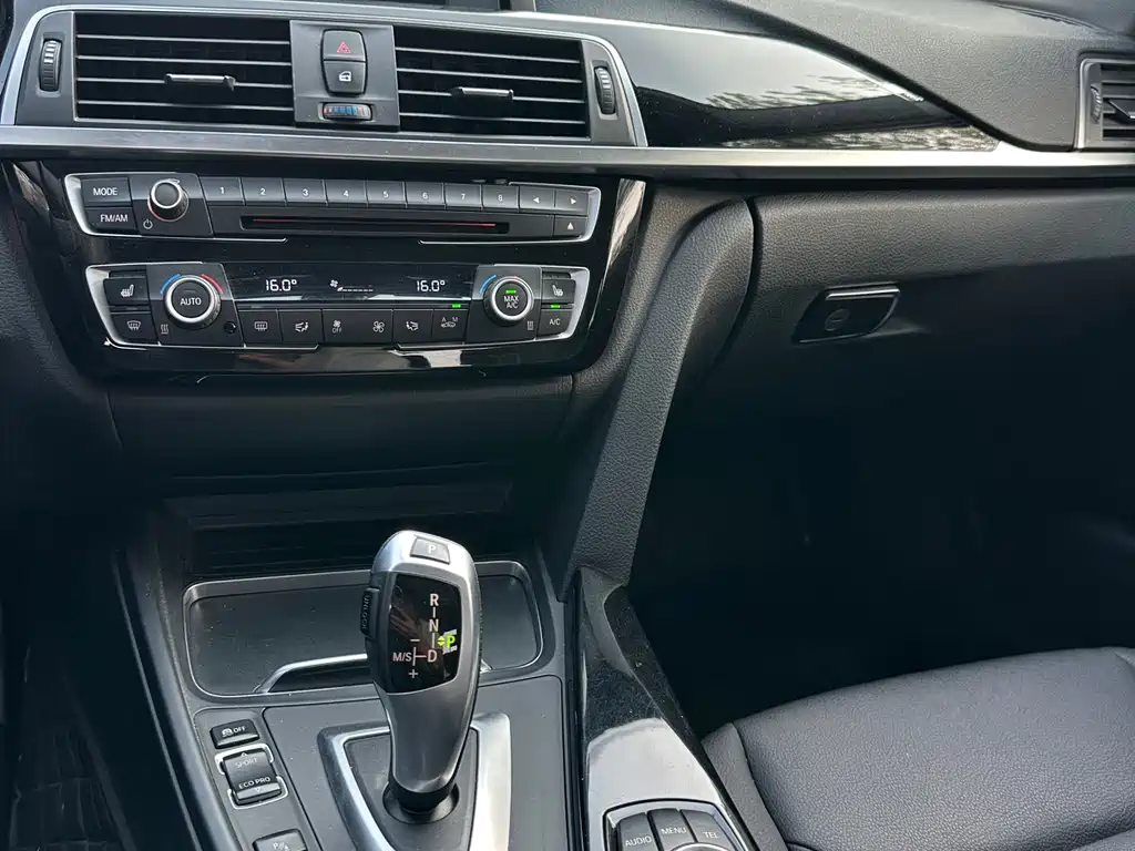 BMW 3 Series 2017 — фото 11