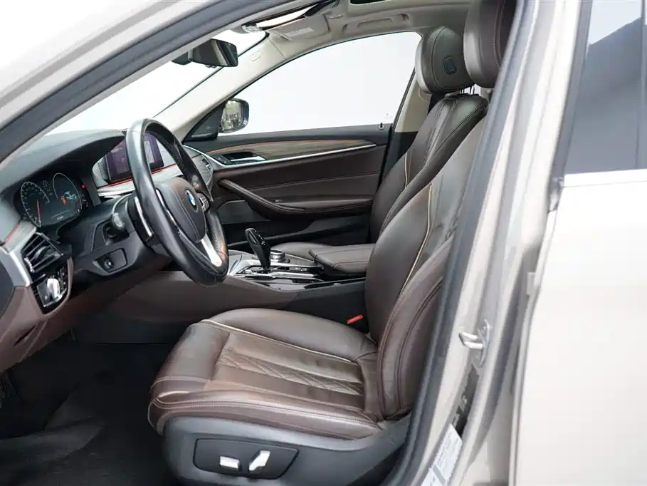 BMW 5 Series 2019 — фото 15
