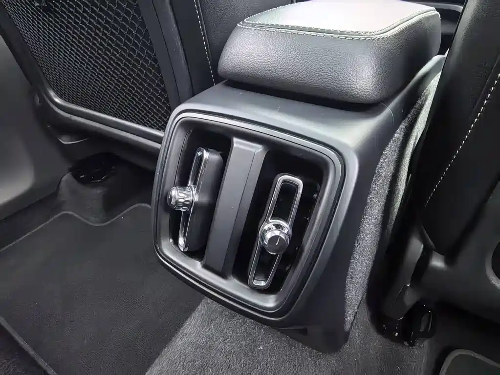Volvo XC40 2018 — фото 16