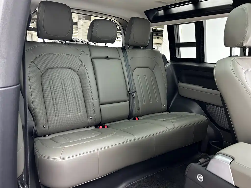 Land Rover Defender 2021 — фото 16