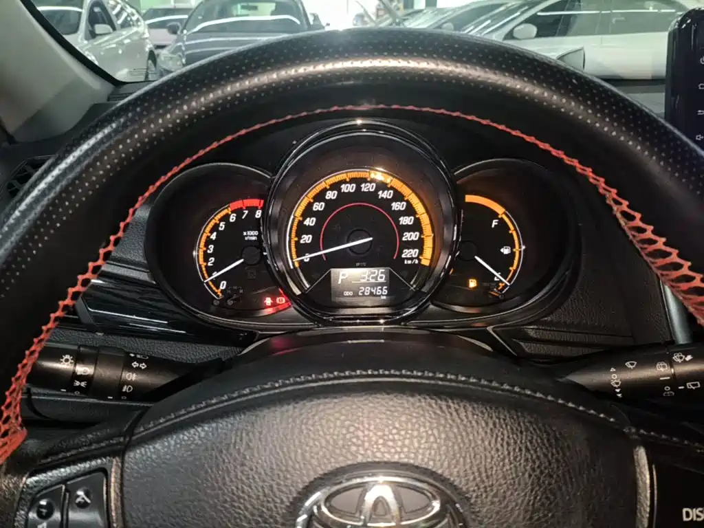 Toyota Yaris L 2023 — фото 12