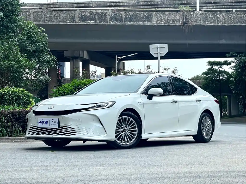Toyota Camry 2024 — фото 1