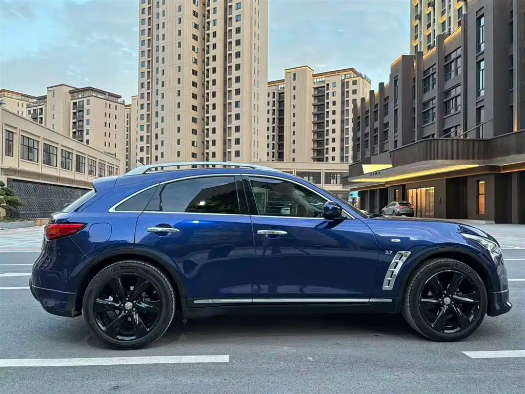 Infiniti QX70 2014