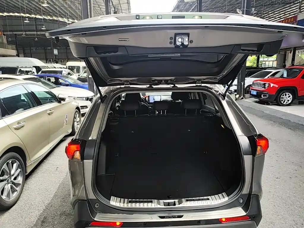 Toyota RAV4 2021 — фото 19