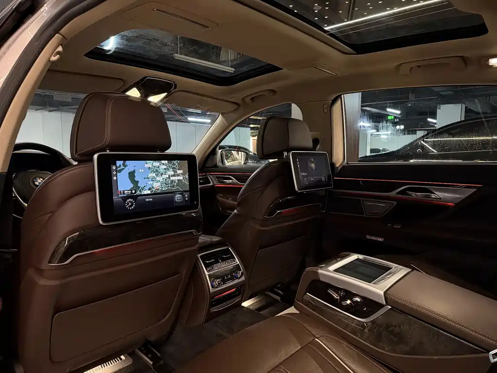 BMW 7 Series 2018 — фото 24