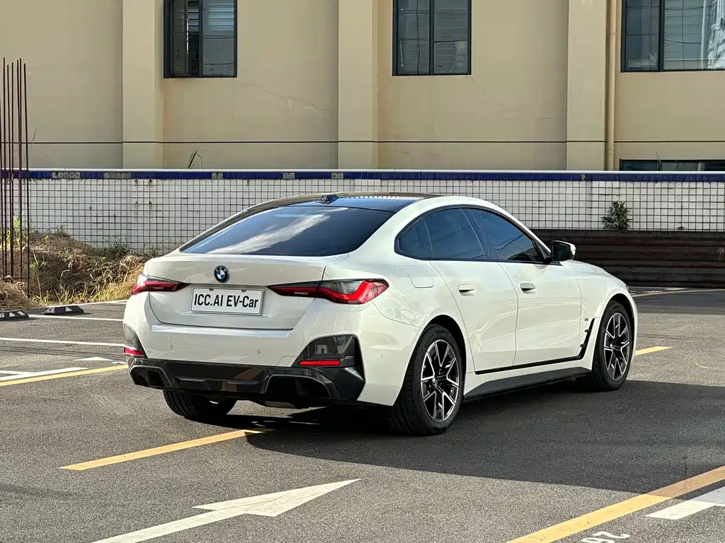 BMW i4 2023 — фото 15