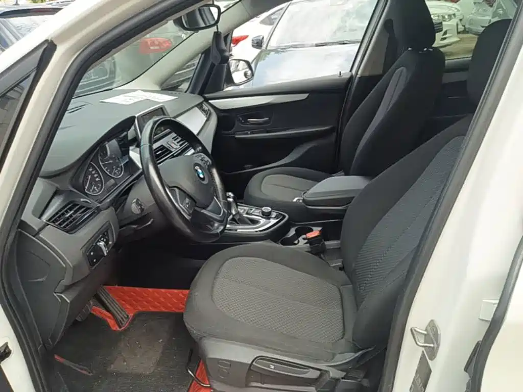 BMW 2 Series Wagon 2017 — фото 15