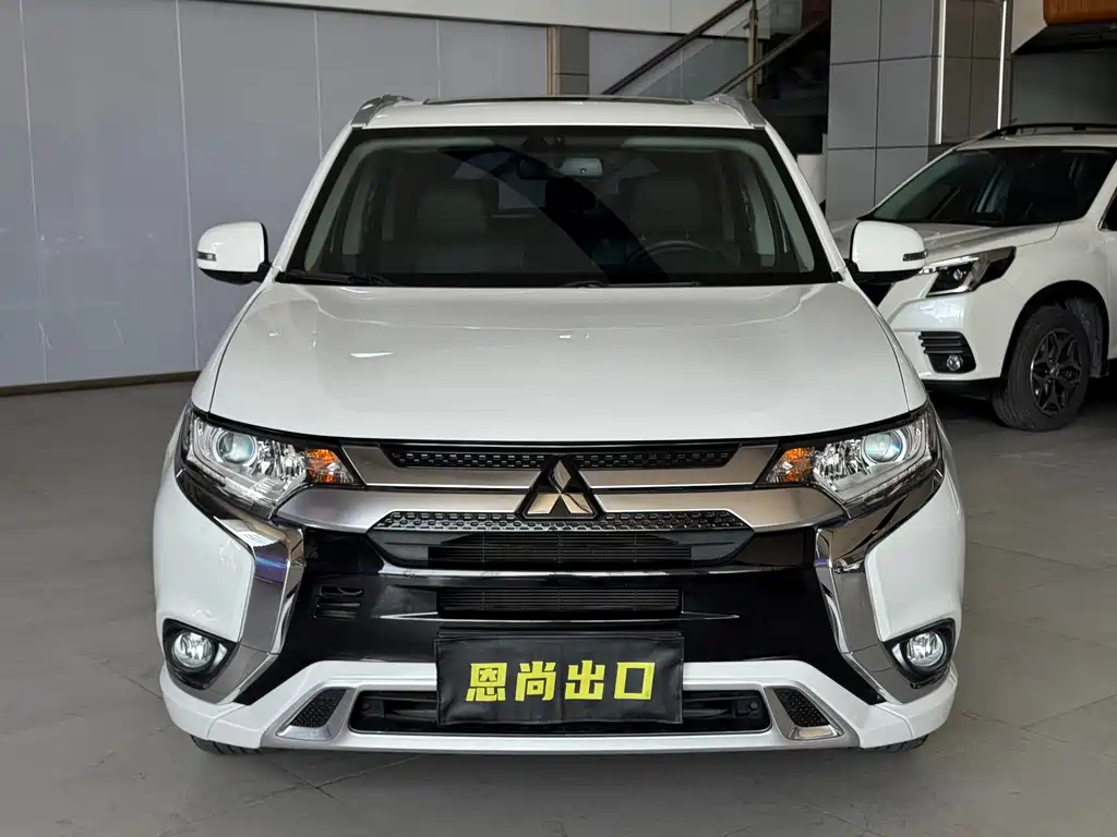 Mitsubishi Outlander 2022 — фото 2