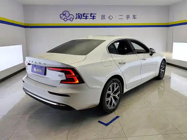 Volvo S60 2025