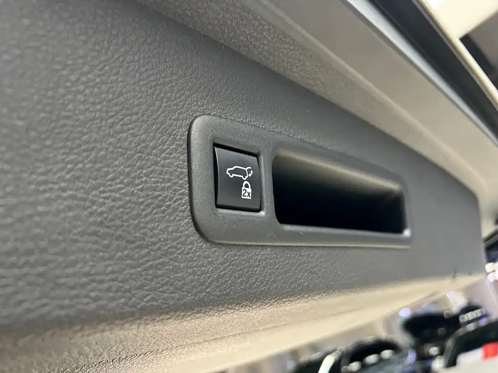 Toyota Sienna 2023 — фото 11