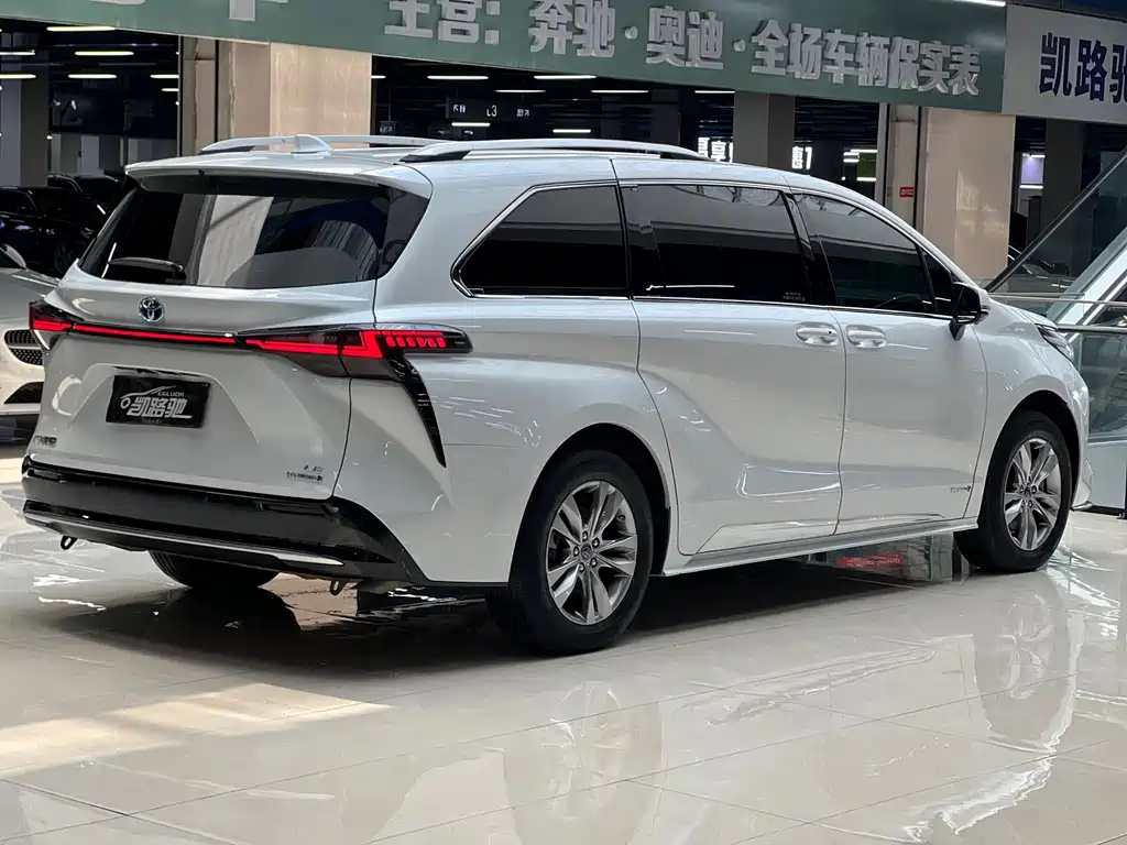 Toyota Sienna 2024 — фото 17