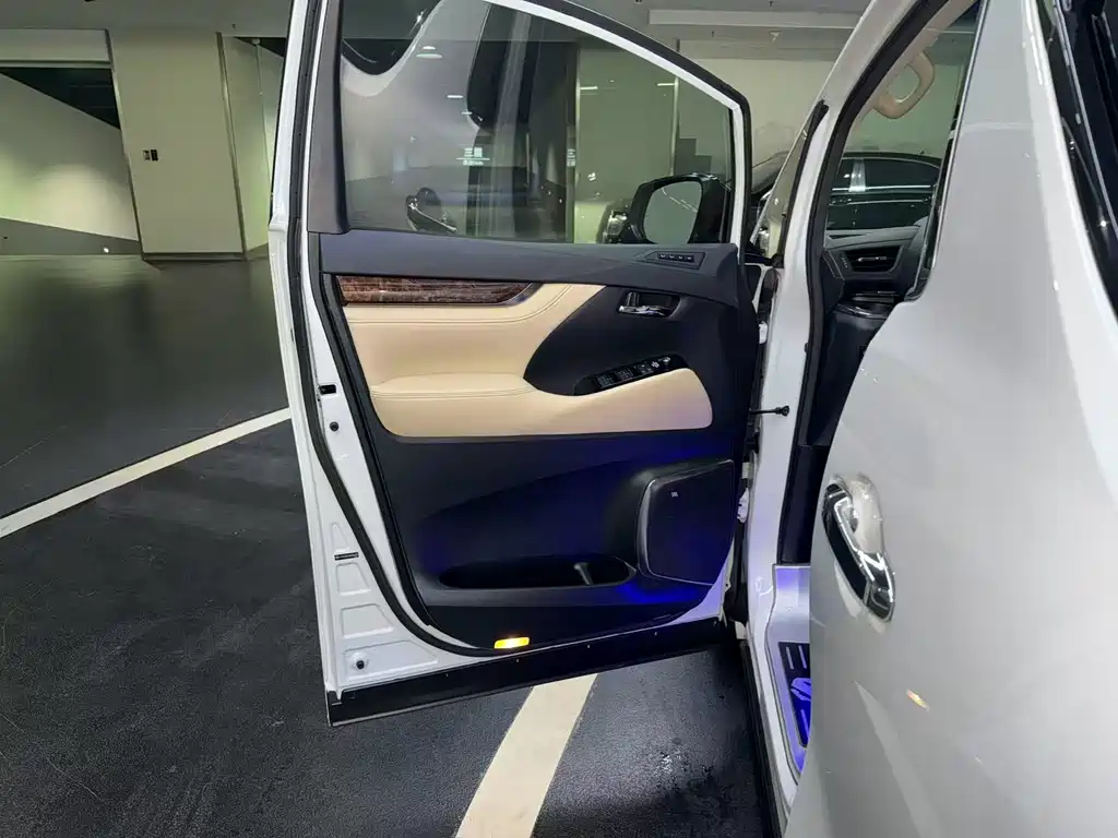 Toyota Alphard 2021 — фото 16